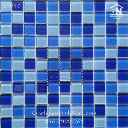Gạch hồ bơi màu xanh trộn màu Mosaic vỉ thủy tinh giá rẻ 25010 