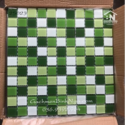 Mosaic xanh lá thủy tinh dán tường giá rẻ chip 25x25 25023 