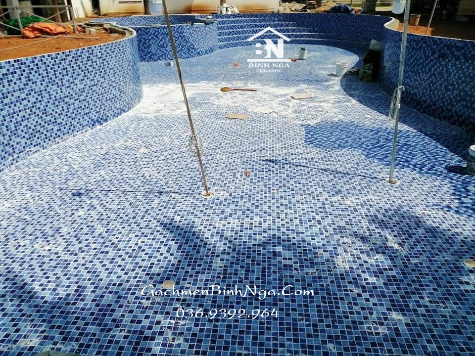 Hồ bơi lát gạch Mosaic màu xanh đẹp